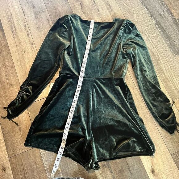 Urban Outfitters Green Velvet Wrap
Style Romper S - Picture 5 of 11